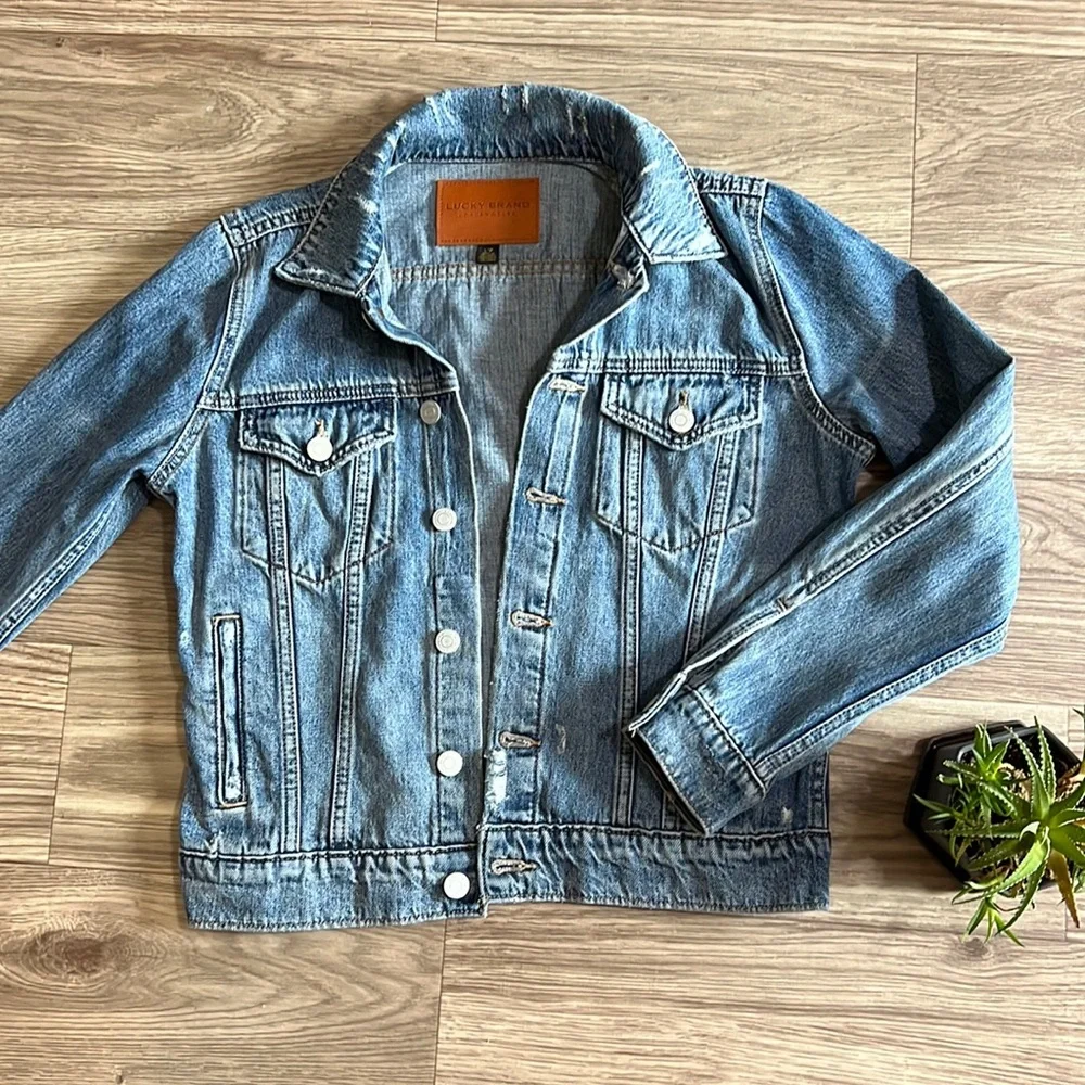 LUCKY Brand Women’s TOMBOY Trucker Lightly Distressed Jean Jacket - Picture 3 of 14